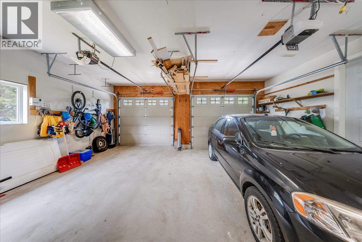 816 Columbia Road, Castlegar, BC - Indoor Photo Showing Garage