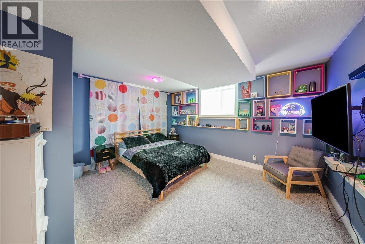 816 Columbia Road, Castlegar, BC - Indoor Photo Showing Bedroom