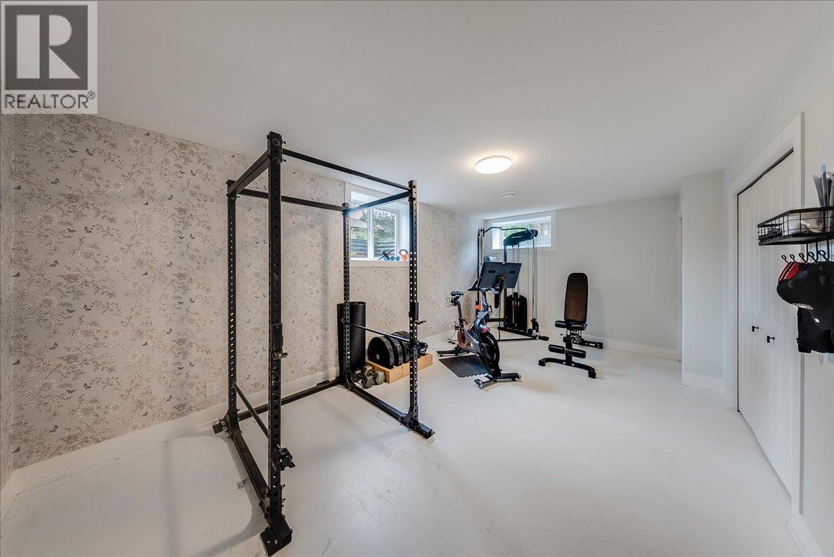 816 Columbia Road, Castlegar, BC - Indoor Photo Showing Gym Room