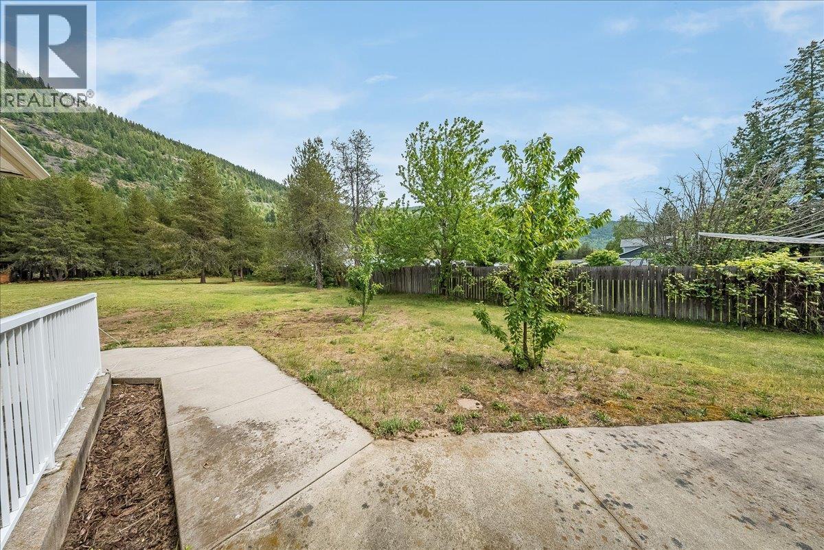 816 Columbia Road, Castlegar, BC - Outdoor