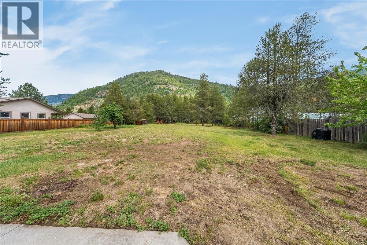 816 Columbia Road, Castlegar, BC - Outdoor