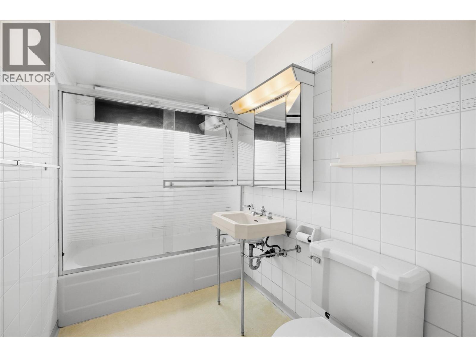763 Argyle Street, Penticton, BC - Indoor Photo Showing Bathroom