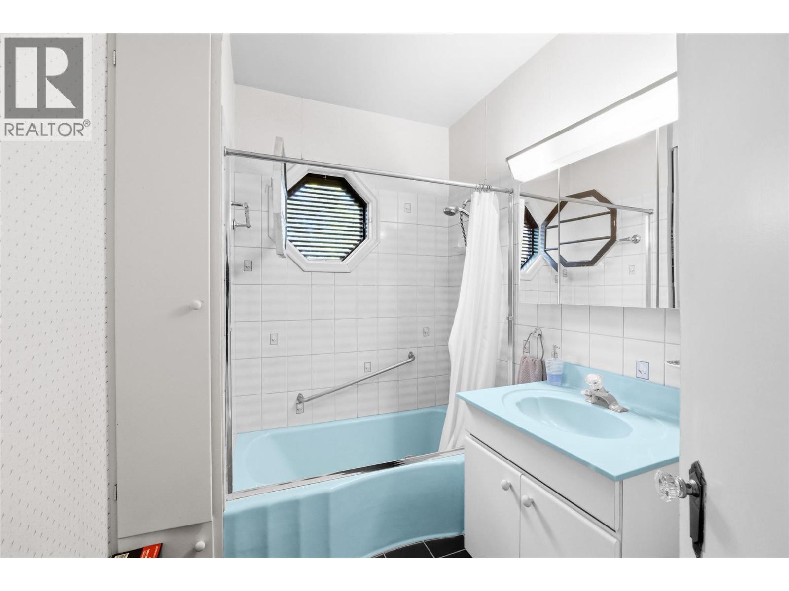 763 Argyle Street, Penticton, BC - Indoor Photo Showing Bathroom