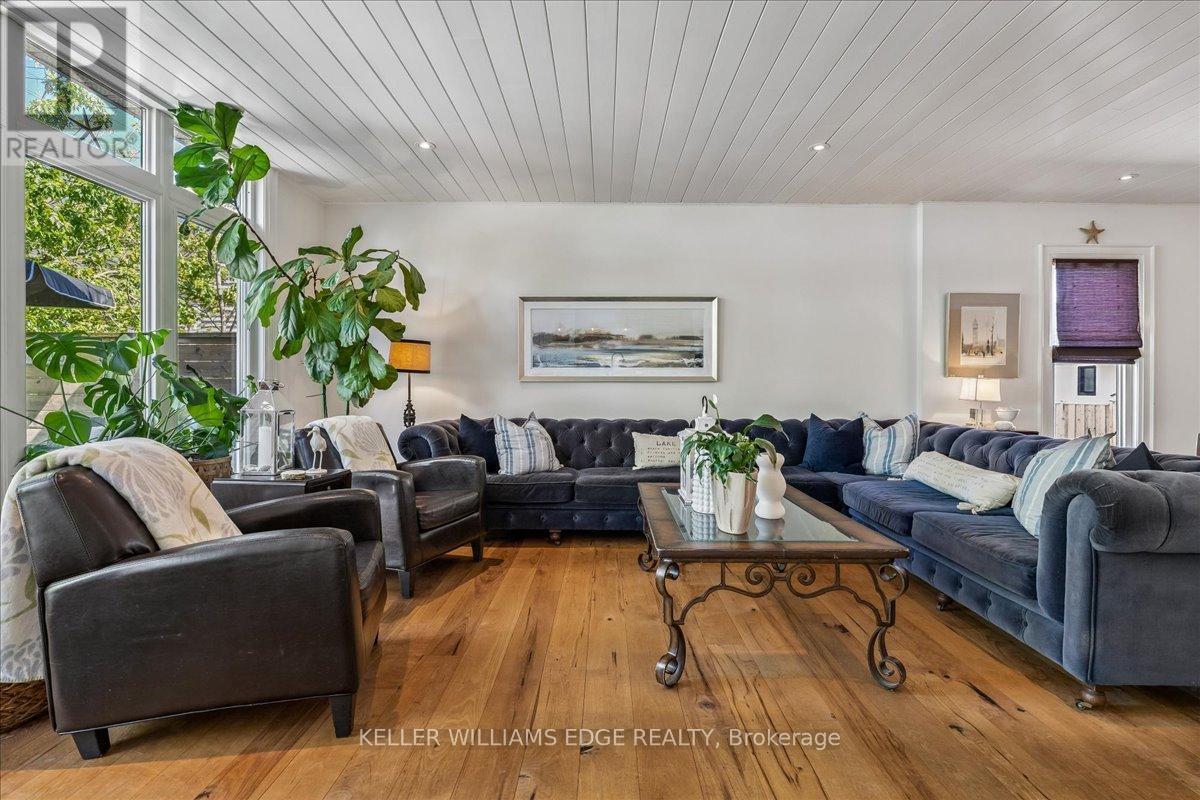 573 Beach Boulevard, Hamilton, ON - Indoor Photo Showing Living Room