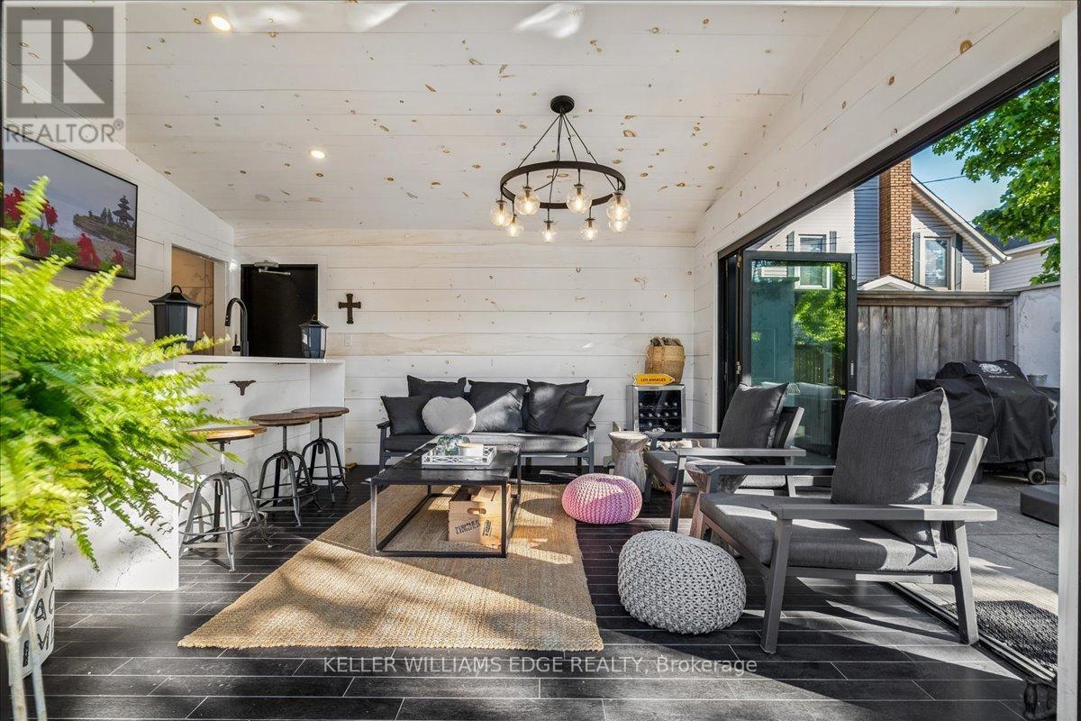 573 Beach Boulevard, Hamilton, ON - Indoor