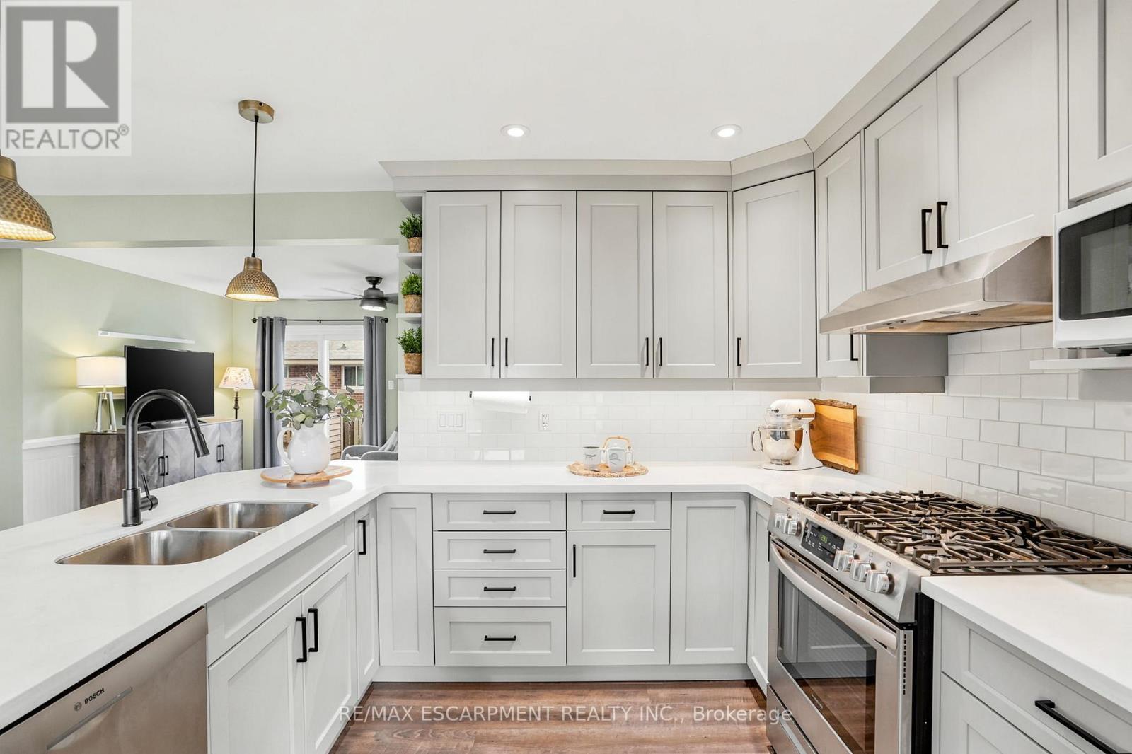 150 Mountville Avenue, Hamilton, ON - Indoor Photo Showing Kitchen With Stainless Steel Kitchen With Double Sink With Upgraded Kitchen