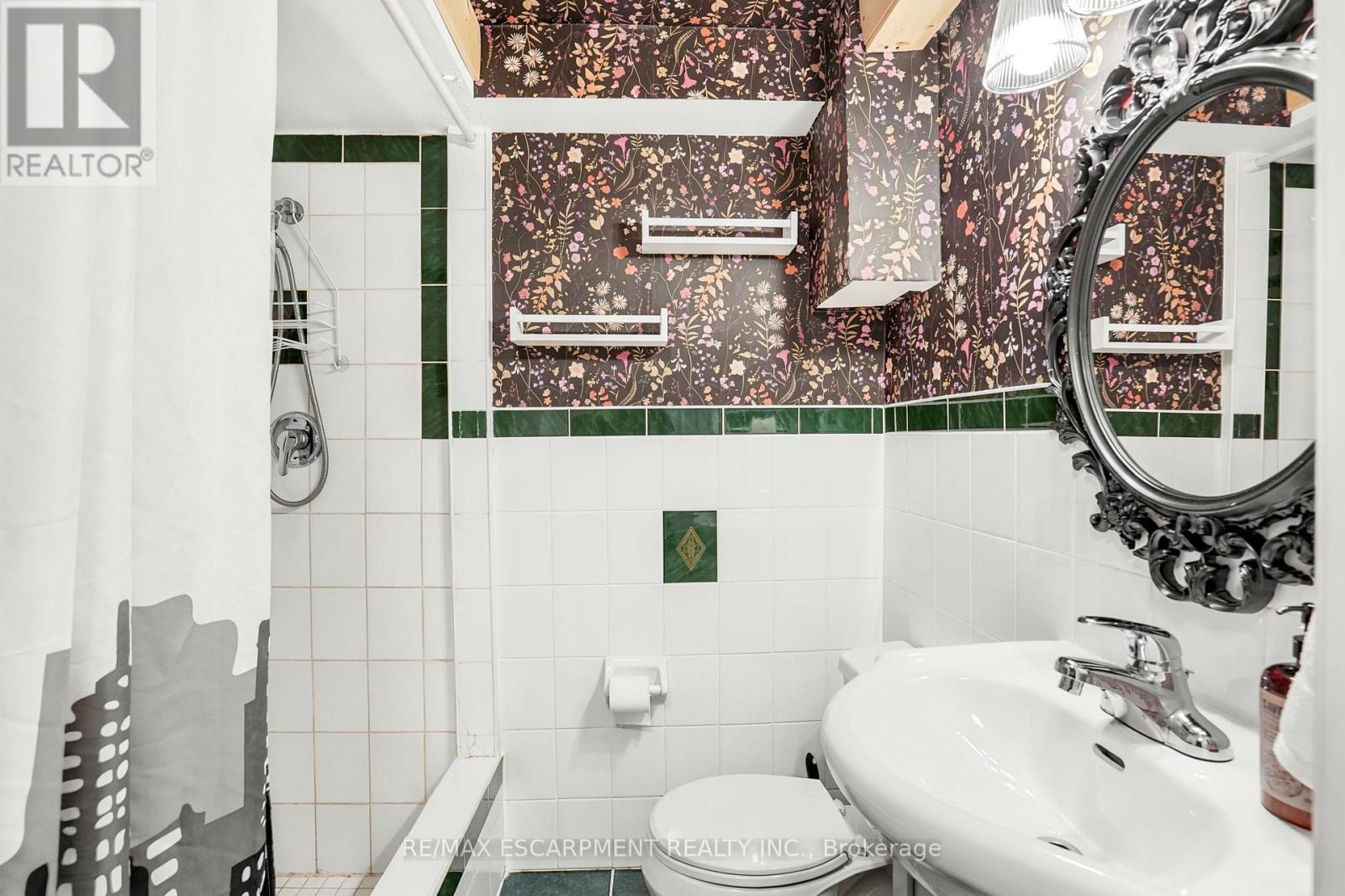 150 Mountville Avenue, Hamilton, ON - Indoor Photo Showing Bathroom