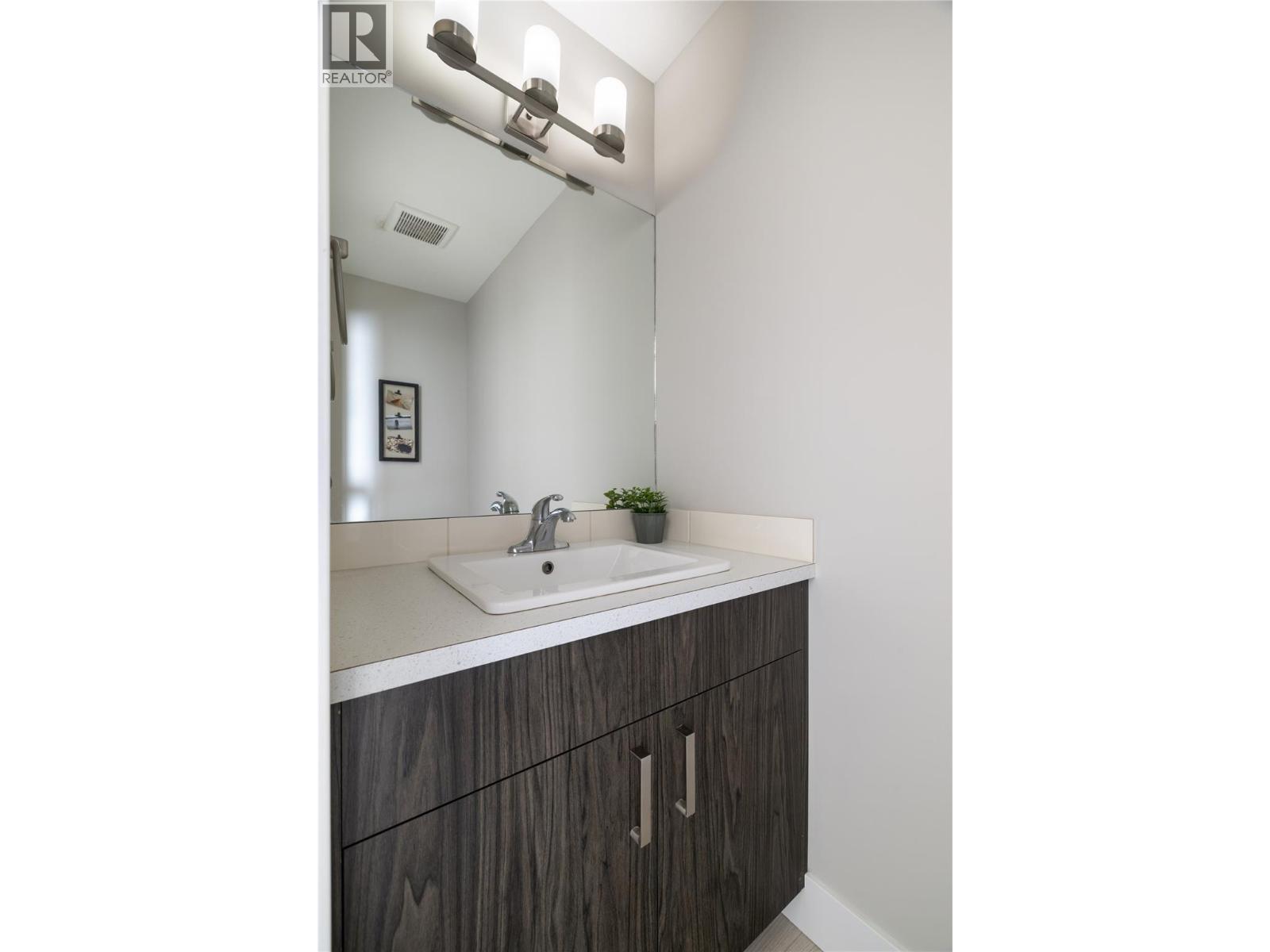 933 Mt Robson Place Unit# 18, Vernon, BC - Indoor Photo Showing Bathroom