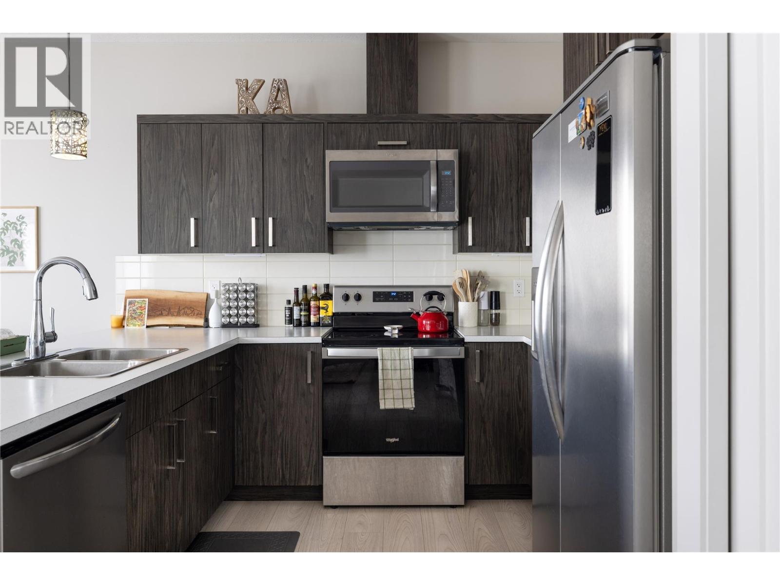 933 Mt Robson Place Unit# 18, Vernon, BC - Indoor Photo Showing Kitchen With Stainless Steel Kitchen With Double Sink With Upgraded Kitchen