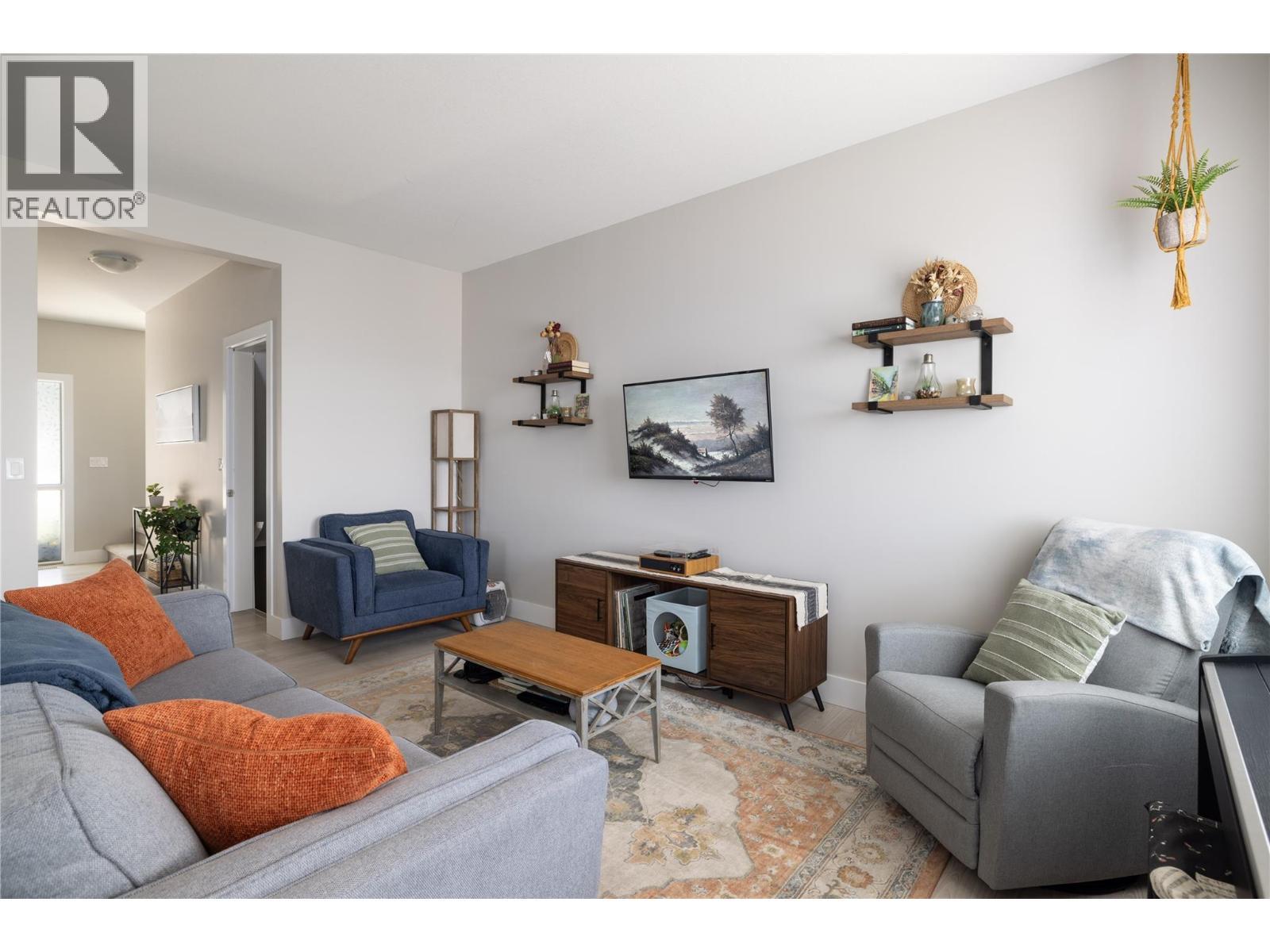 933 Mt Robson Place Unit# 18, Vernon, BC - Indoor Photo Showing Living Room