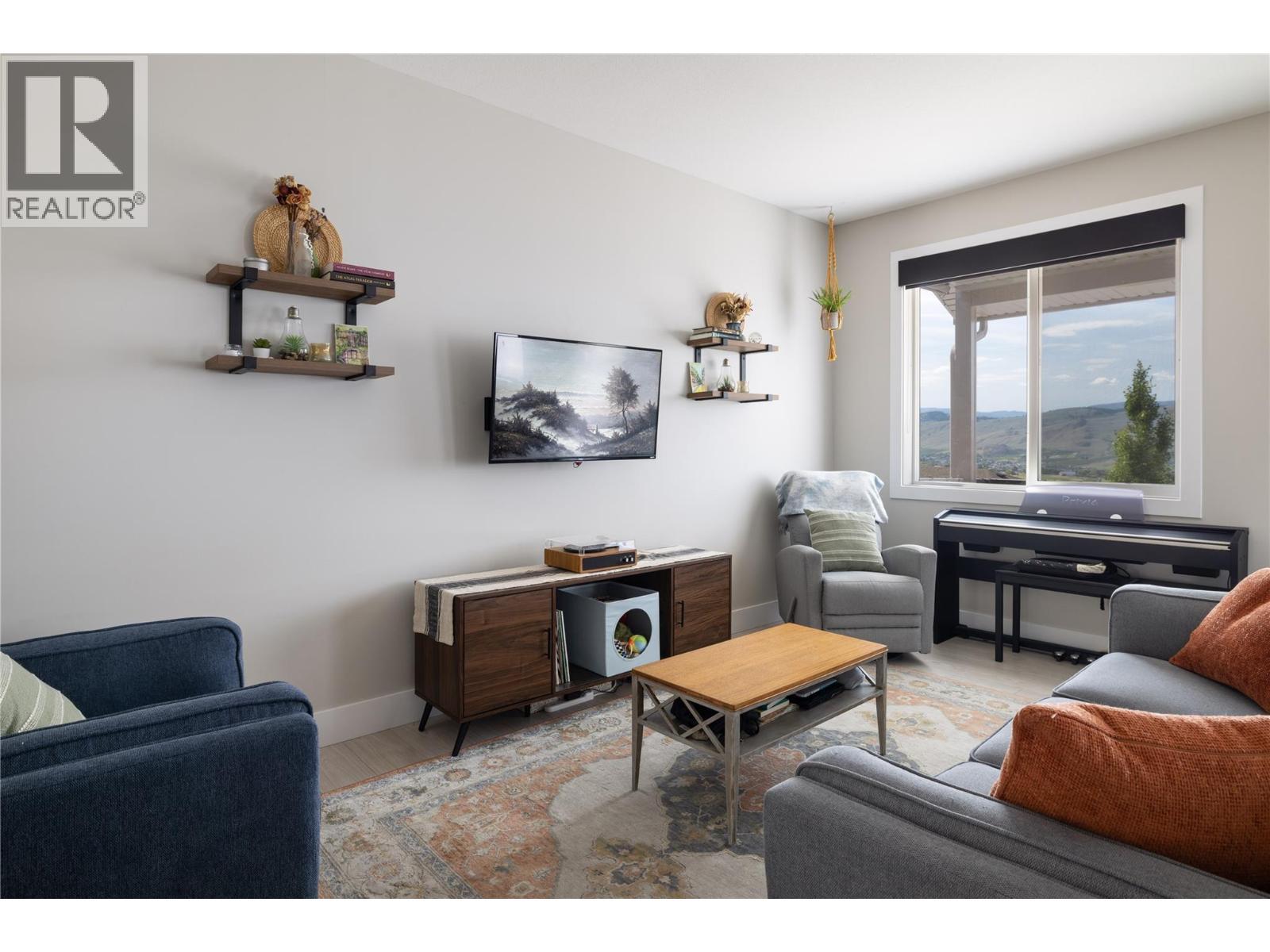 933 Mt Robson Place Unit# 18, Vernon, BC - Indoor Photo Showing Living Room