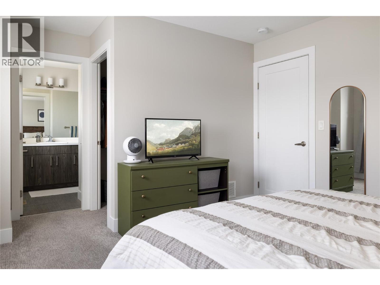 933 Mt Robson Place Unit# 18, Vernon, BC - Indoor Photo Showing Bedroom