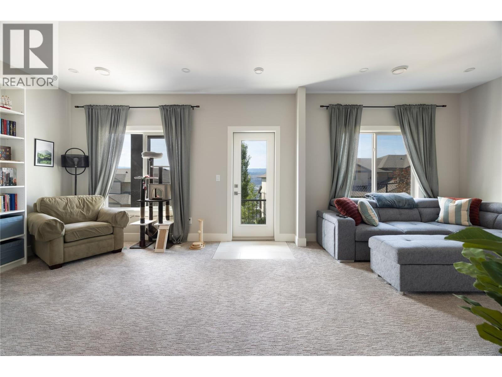 933 Mt Robson Place Unit# 18, Vernon, BC - Indoor Photo Showing Living Room