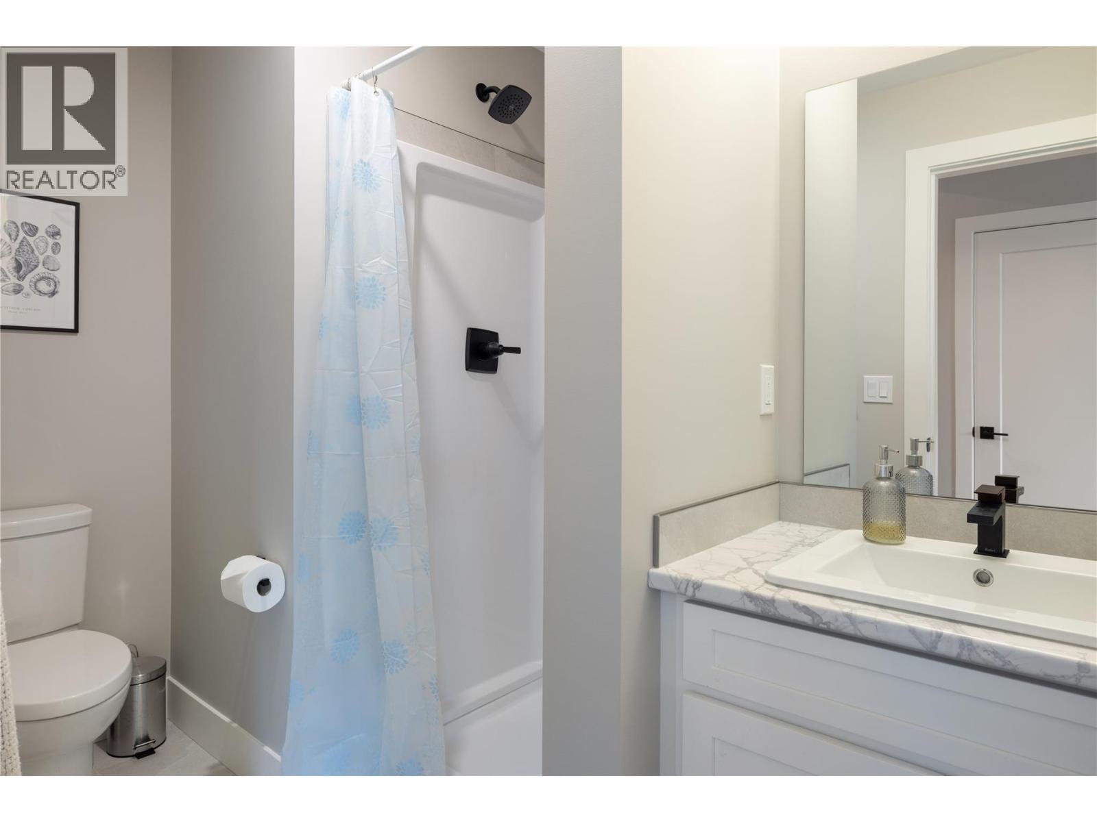 933 Mt Robson Place Unit# 18, Vernon, BC - Indoor Photo Showing Bathroom