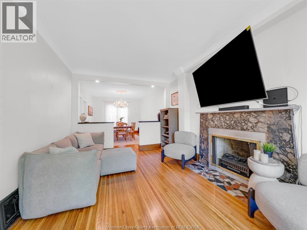 908 Windermere Road, Windsor, ON - Indoor Photo Showing Living Room With Fireplace