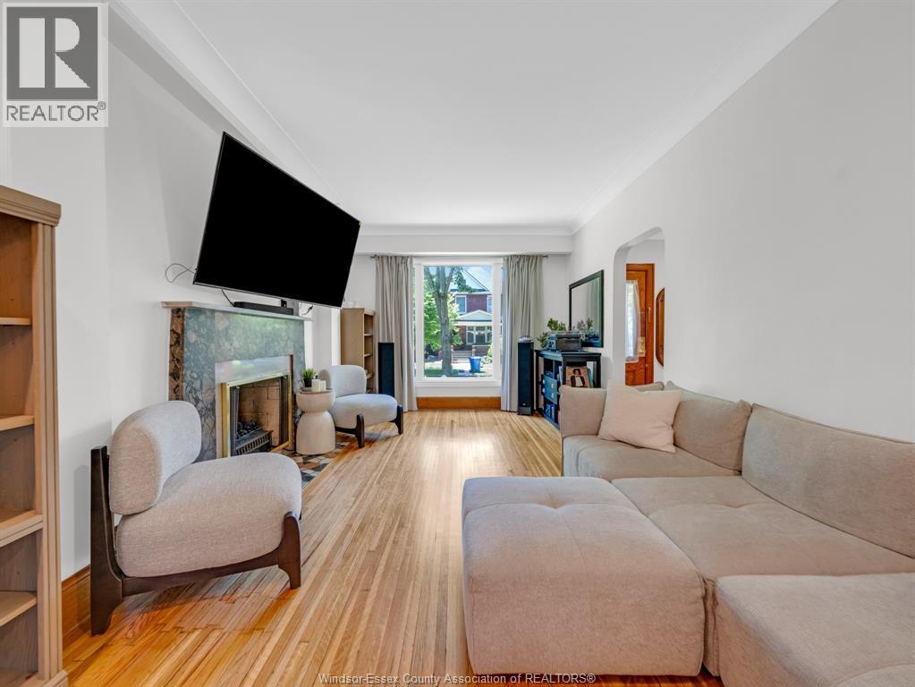 908 Windermere Road, Windsor, ON - Indoor Photo Showing Living Room With Fireplace