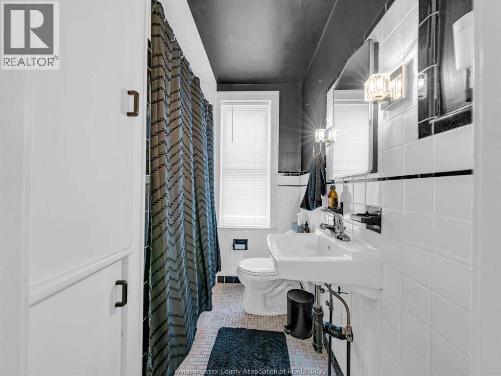 908 Windermere Road, Windsor, ON - Indoor Photo Showing Bathroom