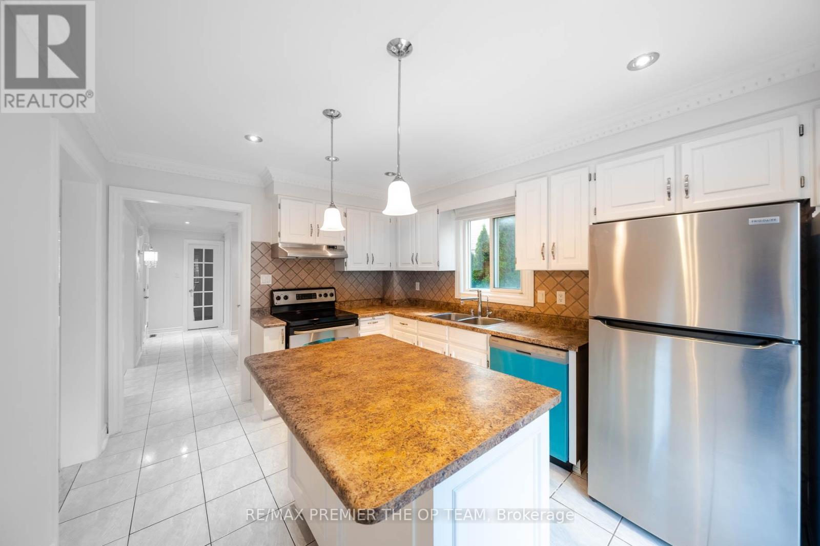 79 Governor Crescent, Vaughan, ON - Indoor Photo Showing Kitchen With Double Sink