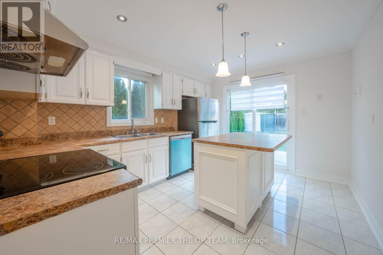 79 Governor Crescent, Vaughan, ON - Indoor Photo Showing Kitchen With Double Sink