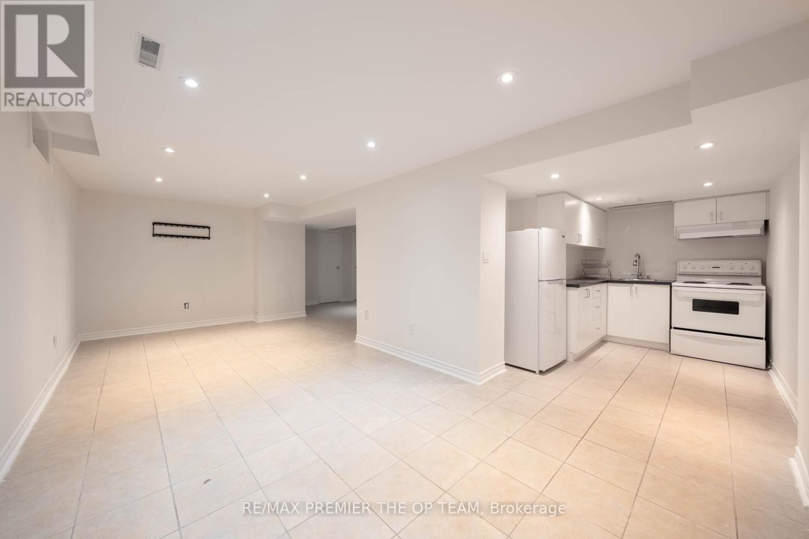 79 Governor Crescent, Vaughan, ON - Indoor Photo Showing Kitchen