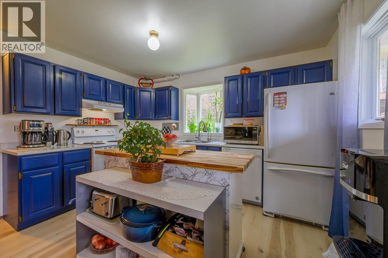 9063 Doyle Road, Kamloops, BC - Indoor Photo Showing Kitchen