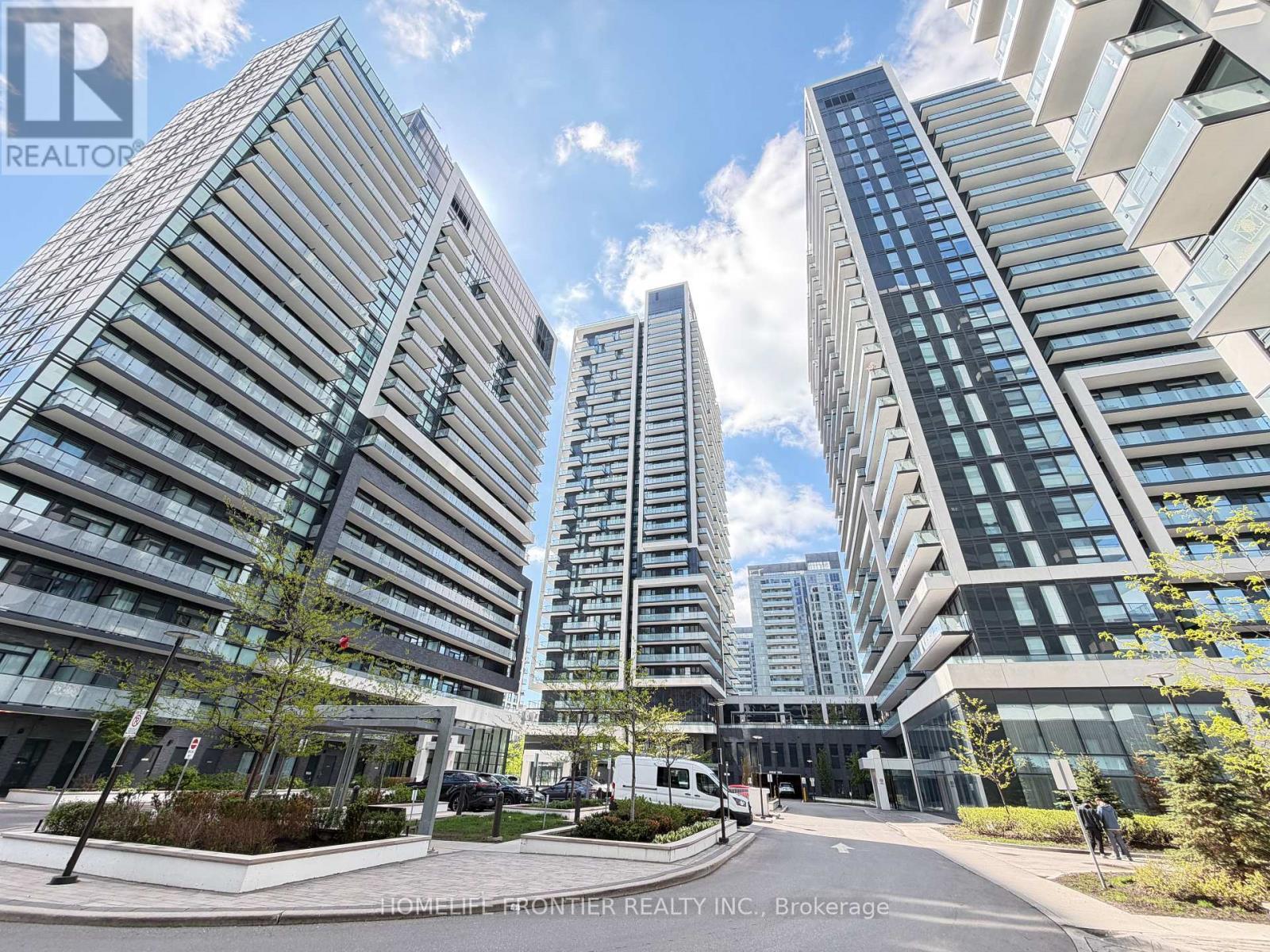 607 - 105 Oneida Crescent, Richmond Hill, ON - Outdoor With Facade