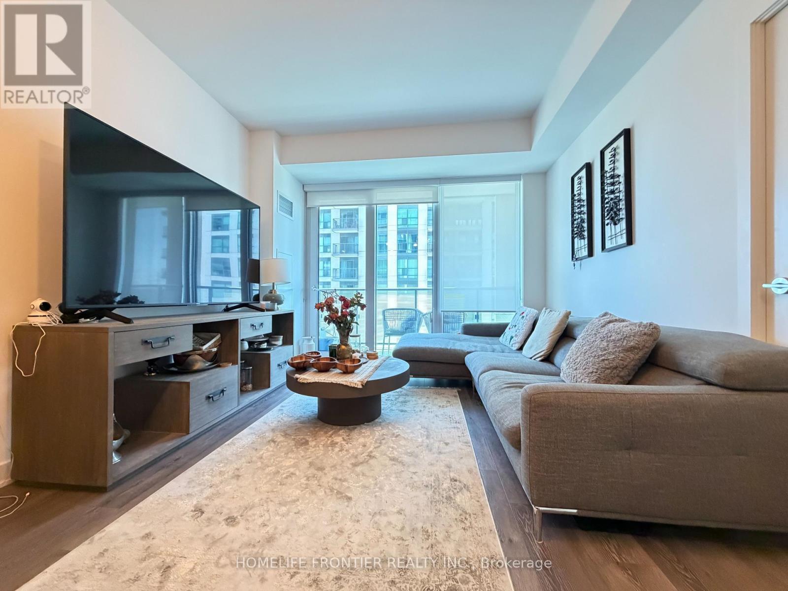 607 - 105 Oneida Crescent, Richmond Hill, ON - Indoor Photo Showing Living Room