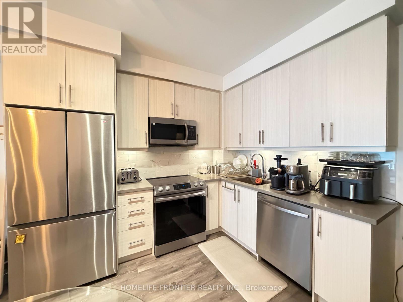607 - 105 Oneida Crescent, Richmond Hill, ON - Indoor Photo Showing Kitchen With Upgraded Kitchen