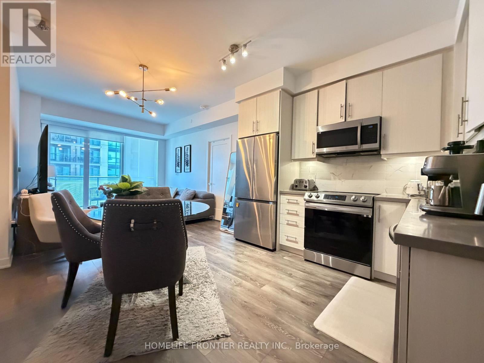 607 - 105 Oneida Crescent, Richmond Hill, ON - Indoor Photo Showing Kitchen