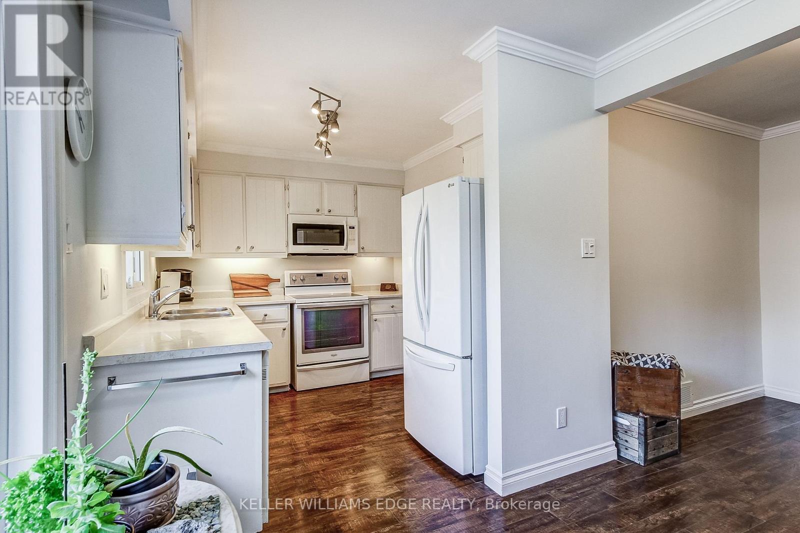 1 - 567 Guelph Line, Burlington, ON - Indoor Photo Showing Kitchen