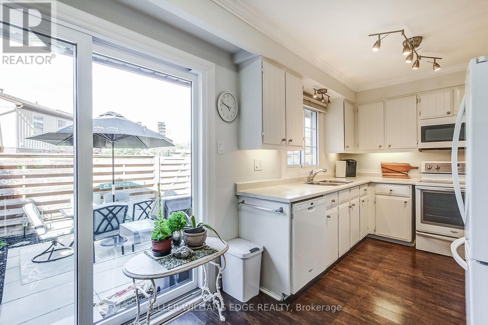 1 - 567 Guelph Line, Burlington, ON - Indoor Photo Showing Kitchen With Double Sink