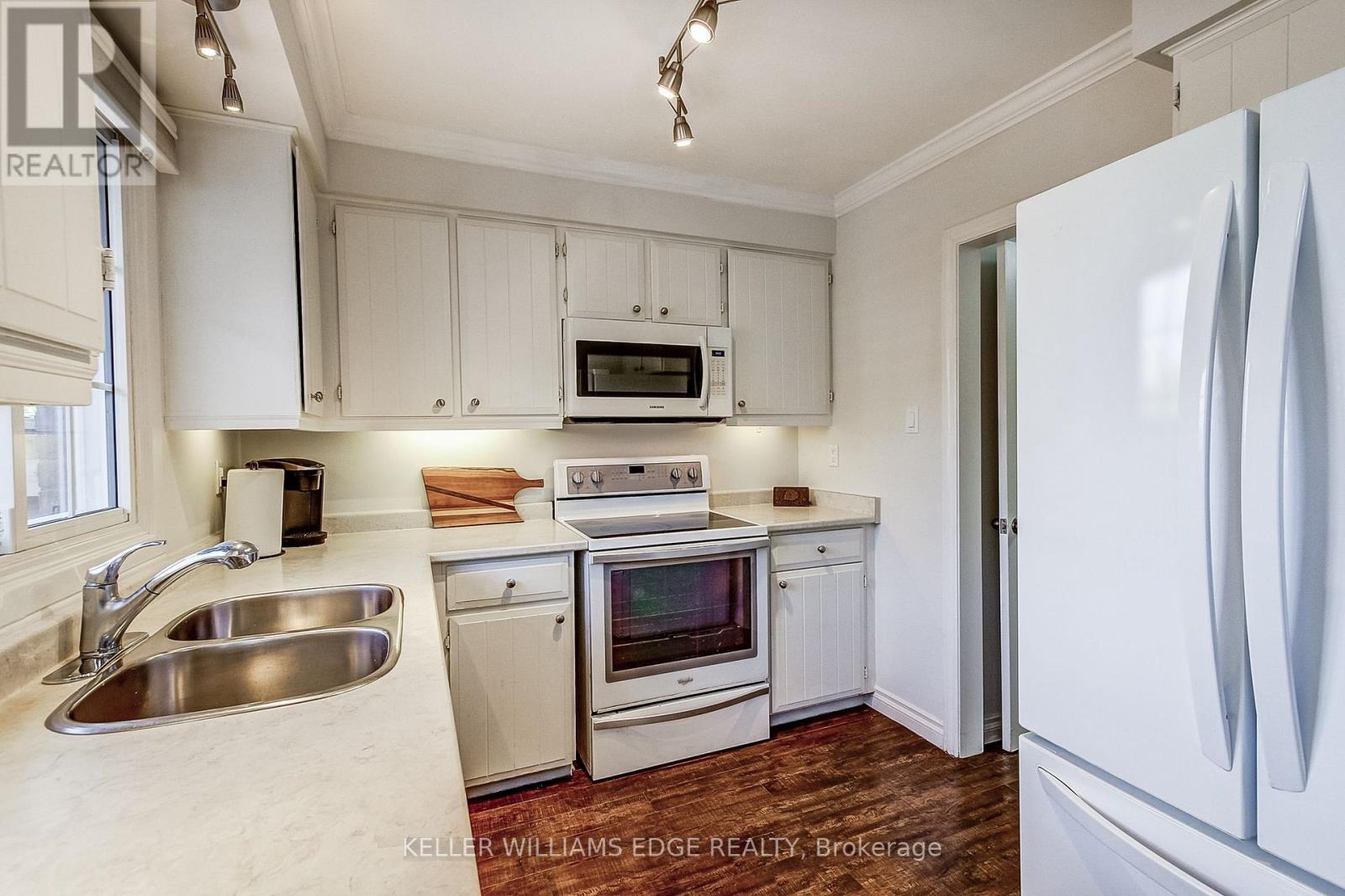 1 - 567 Guelph Line, Burlington, ON - Indoor Photo Showing Kitchen With Double Sink