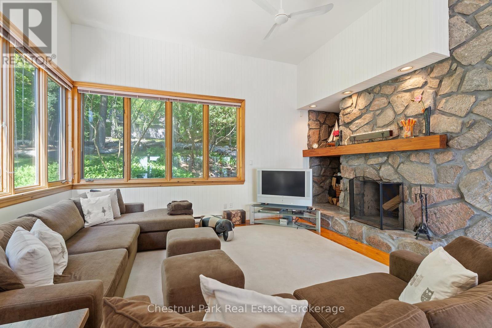 10 Wyldewood Road, Muskoka Lakes (Monck (Muskoka Lakes)), ON - Indoor Photo Showing Living Room With Fireplace