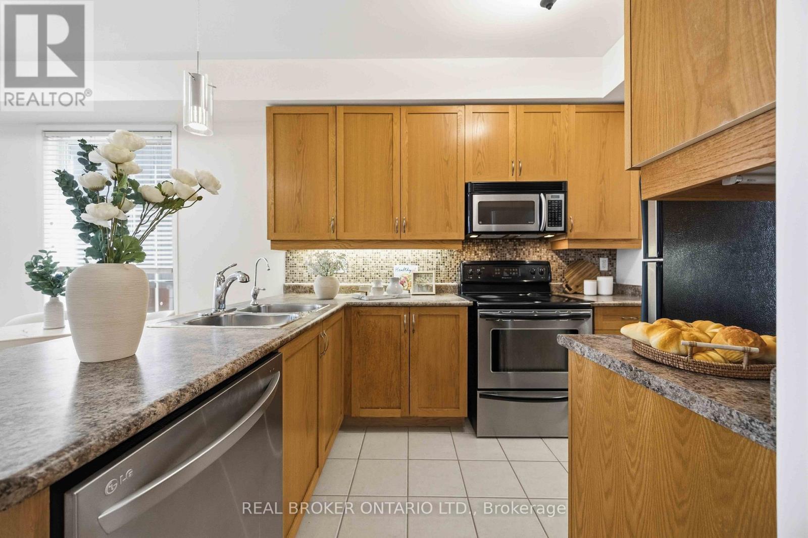 3 Evaridge Drive, Markham, ON - Indoor Photo Showing Kitchen With Double Sink