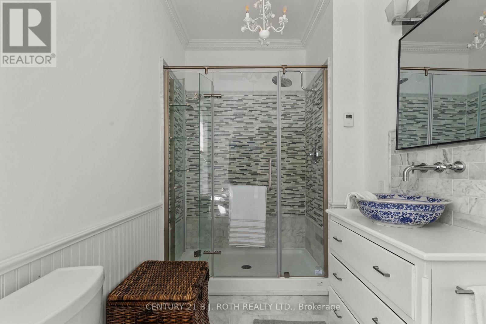 13 Nelson Square E, Barrie, ON - Indoor Photo Showing Bathroom