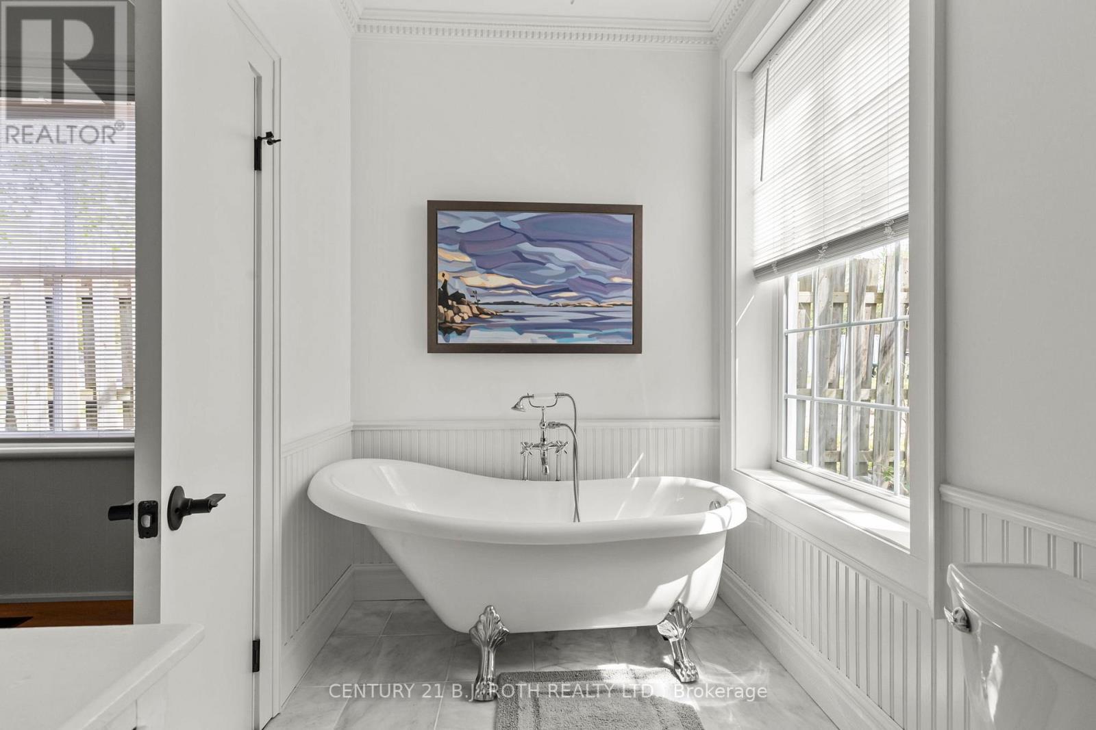 13 Nelson Square E, Barrie, ON - Indoor Photo Showing Bathroom