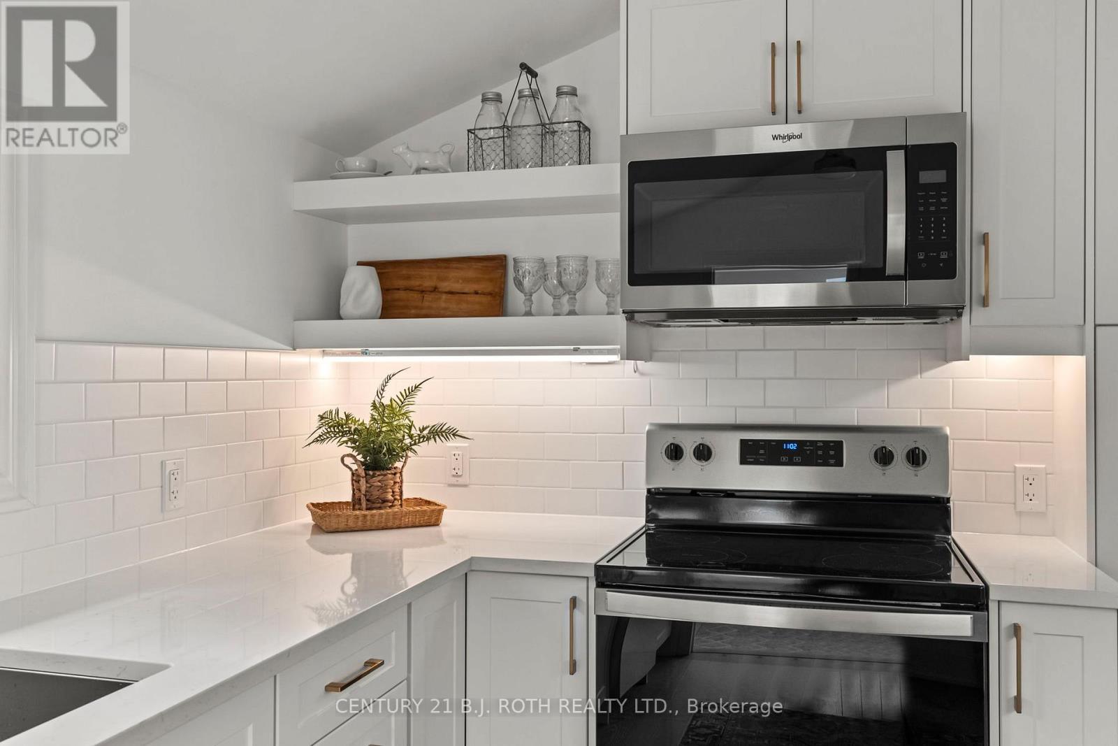 13 Nelson Square E, Barrie, ON - Indoor Photo Showing Kitchen