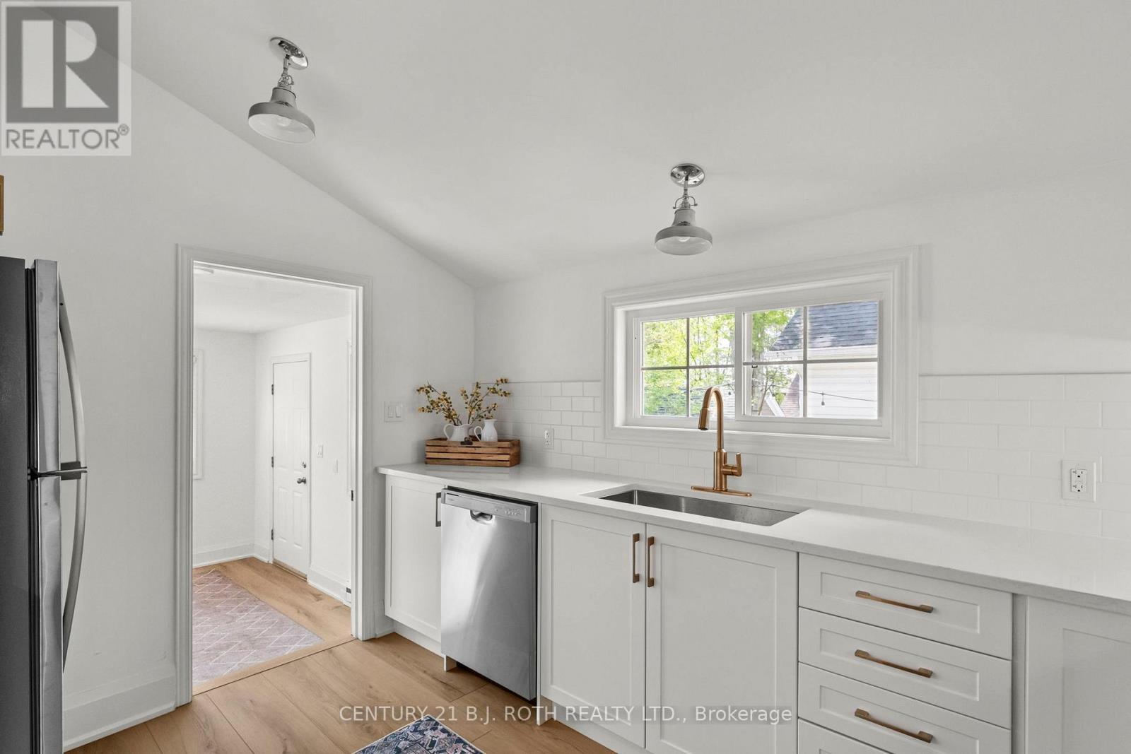 13 Nelson Square E, Barrie, ON - Indoor Photo Showing Kitchen