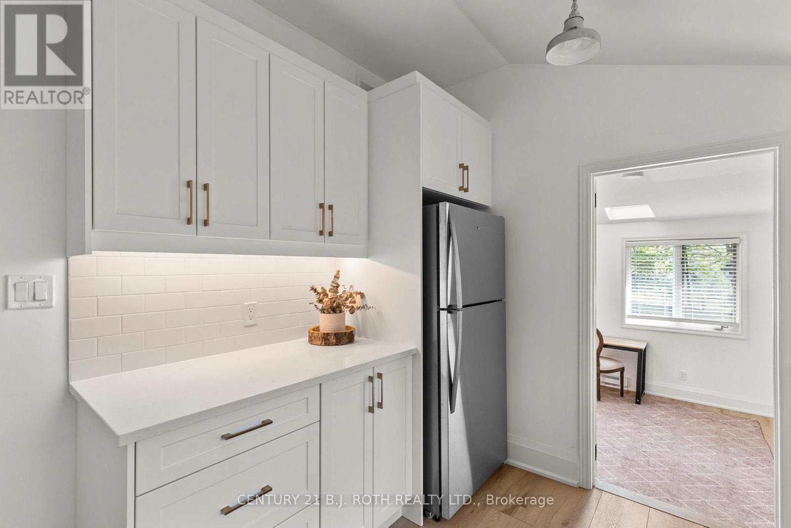13 Nelson Square E, Barrie, ON - Indoor