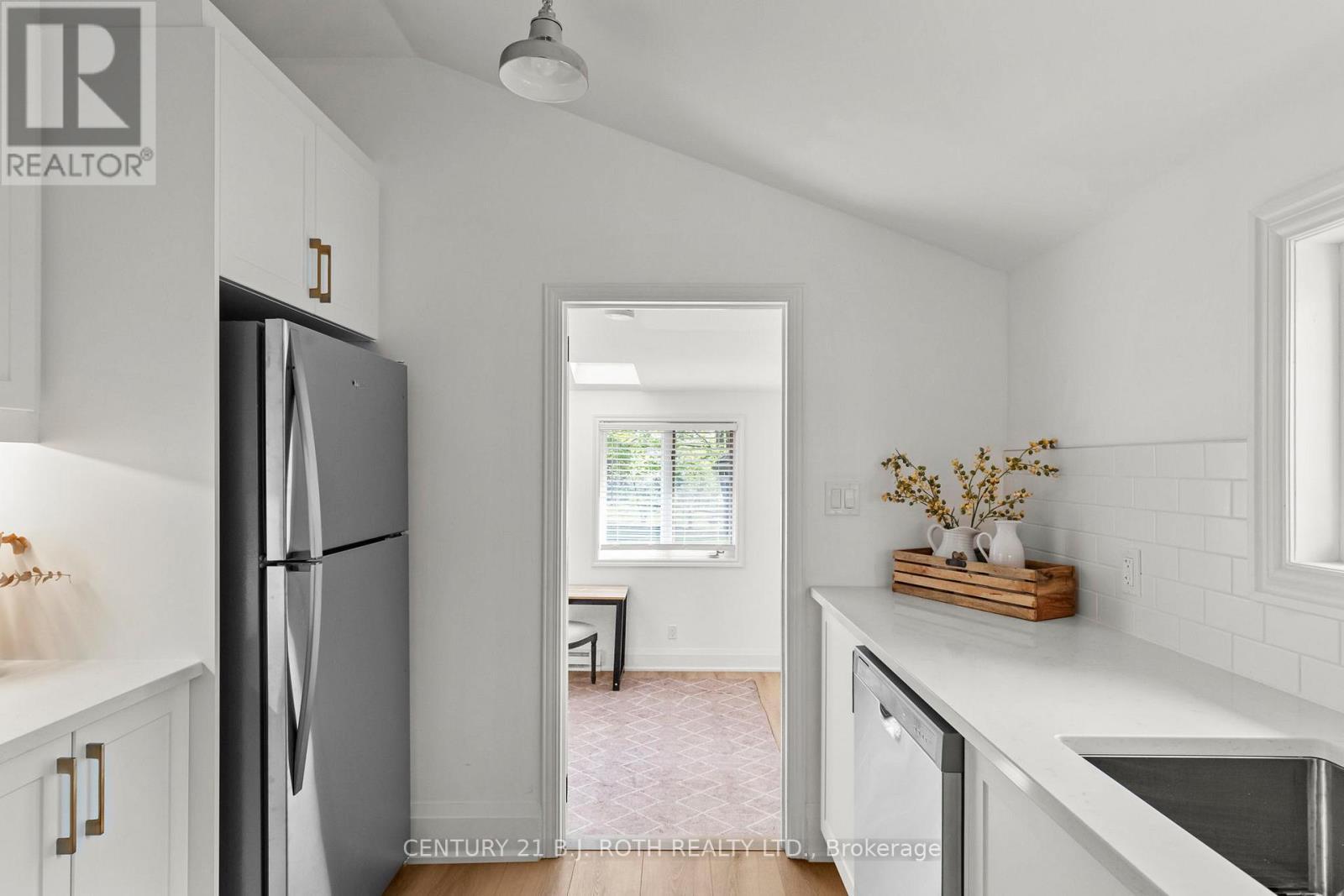13 Nelson Square E, Barrie, ON - Indoor