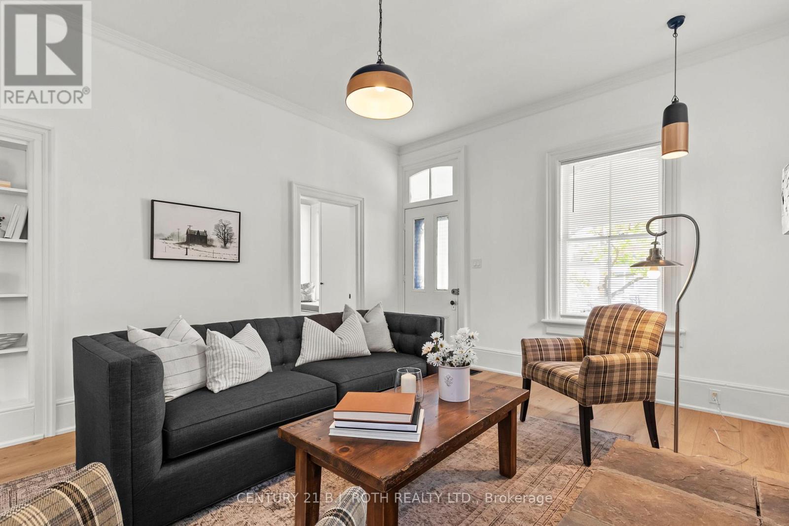 13 Nelson Square E, Barrie, ON - Indoor Photo Showing Living Room