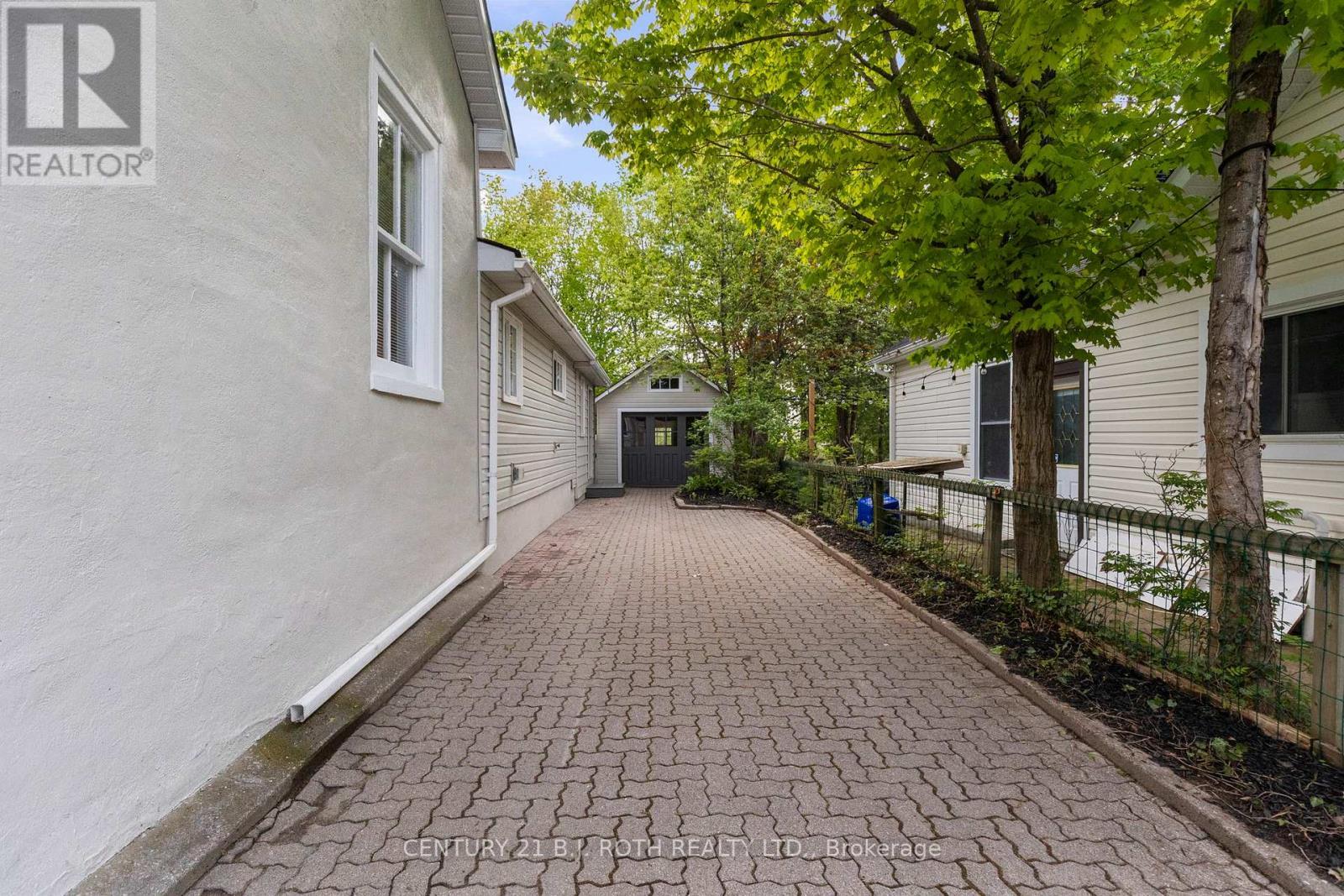 13 Nelson Square E, Barrie, ON - Outdoor With Exterior