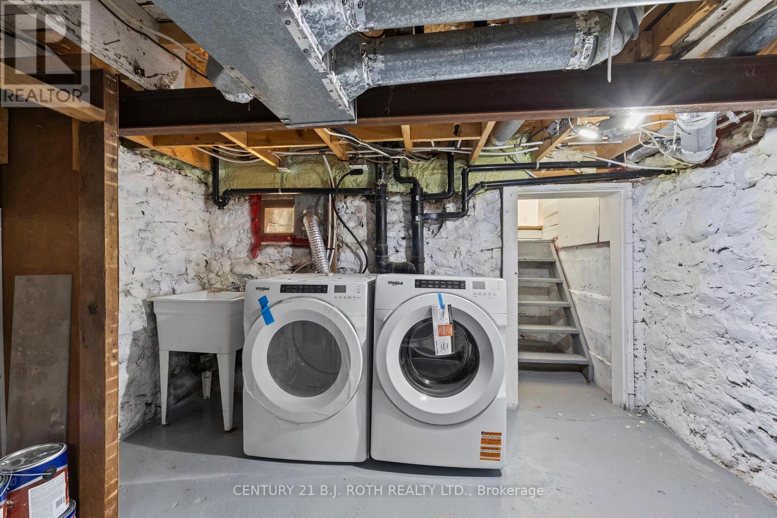 13 Nelson Square E, Barrie, ON - Indoor Photo Showing Laundry Room