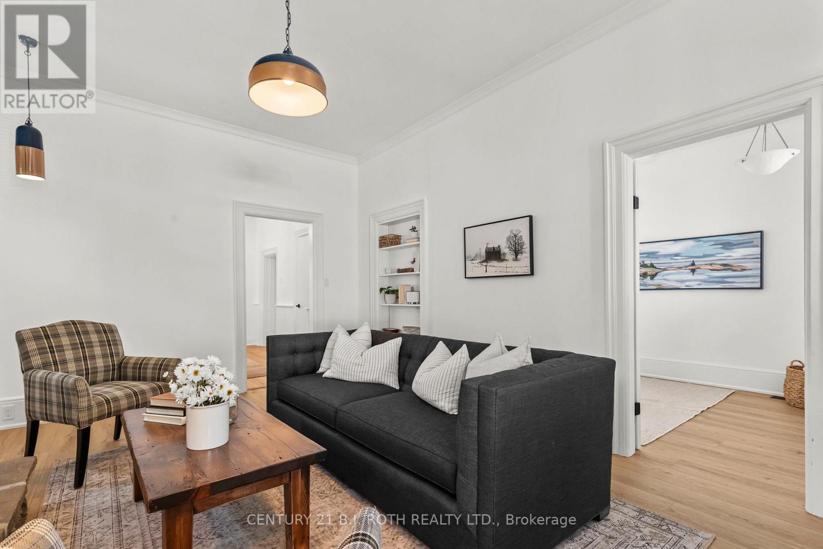 13 Nelson Square E, Barrie, ON - Indoor Photo Showing Living Room