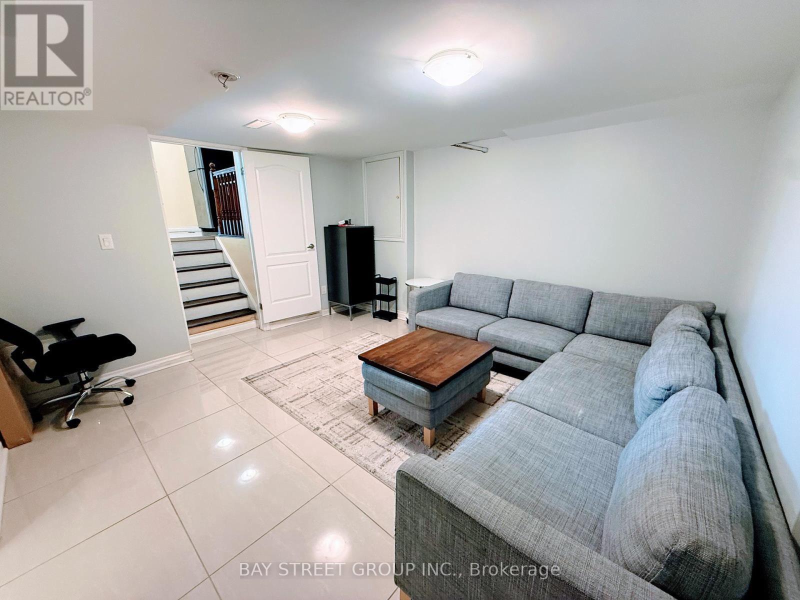 489 Fergo Avenue, Mississauga, ON - Indoor Photo Showing Living Room