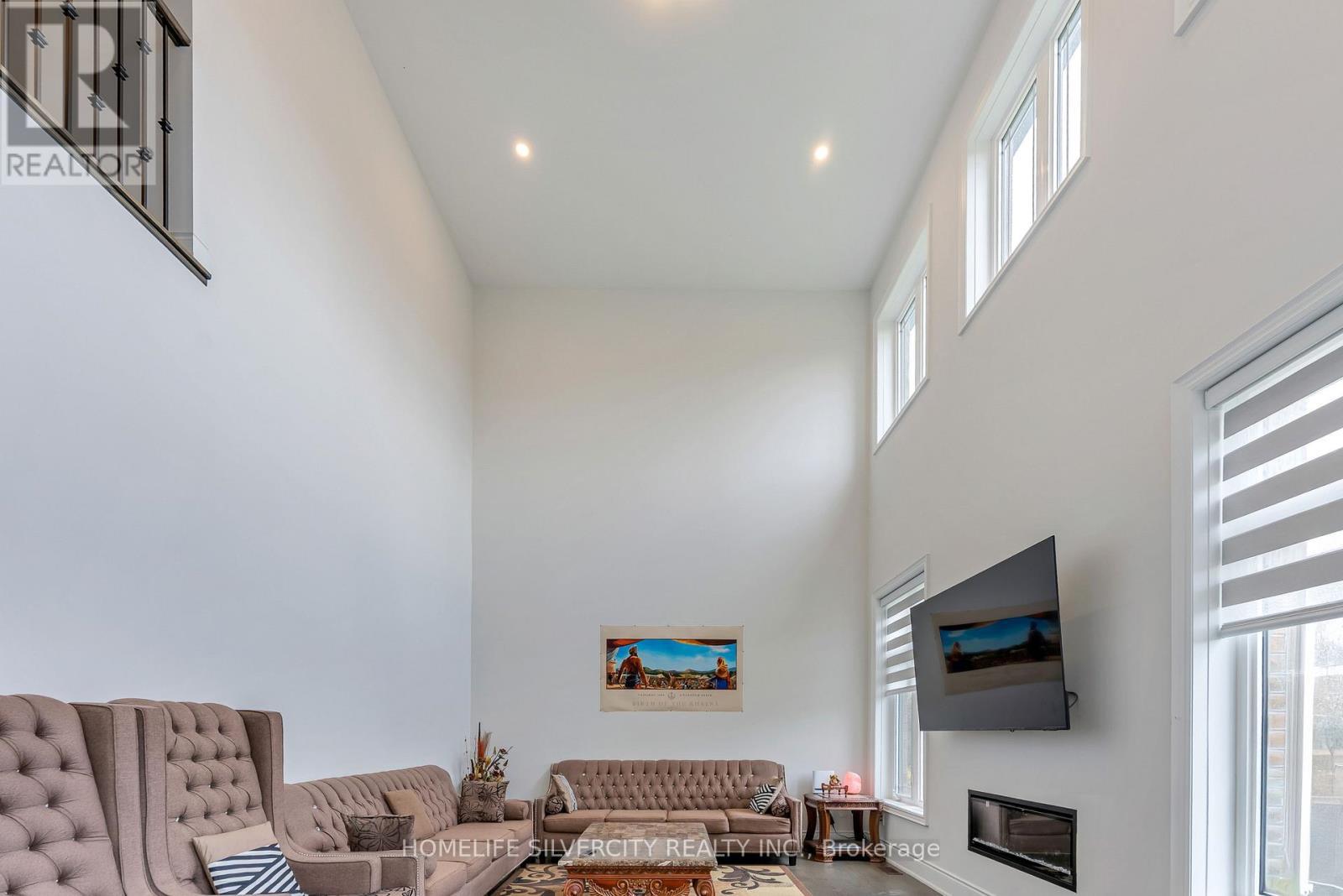 71 Raspberry Rdg Avenue, Caledon, ON - Indoor Photo Showing Living Room With Fireplace