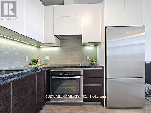 215 - 15 Water Walk Drive, Markham, ON - Indoor Photo Showing Kitchen With Double Sink With Upgraded Kitchen