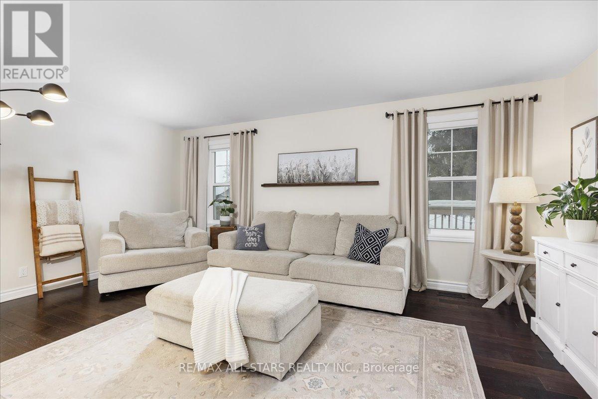 420 Centre Street, Brock, ON - Indoor Photo Showing Living Room