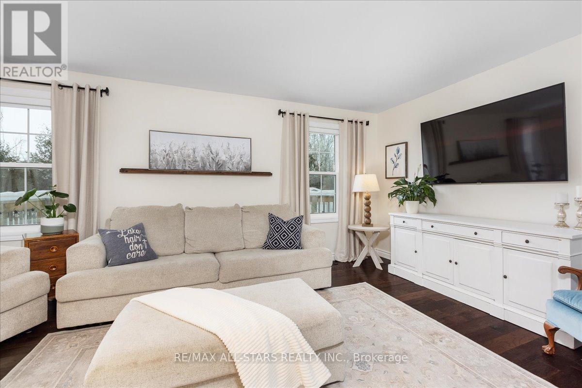 420 Centre Street, Brock, ON - Indoor Photo Showing Living Room