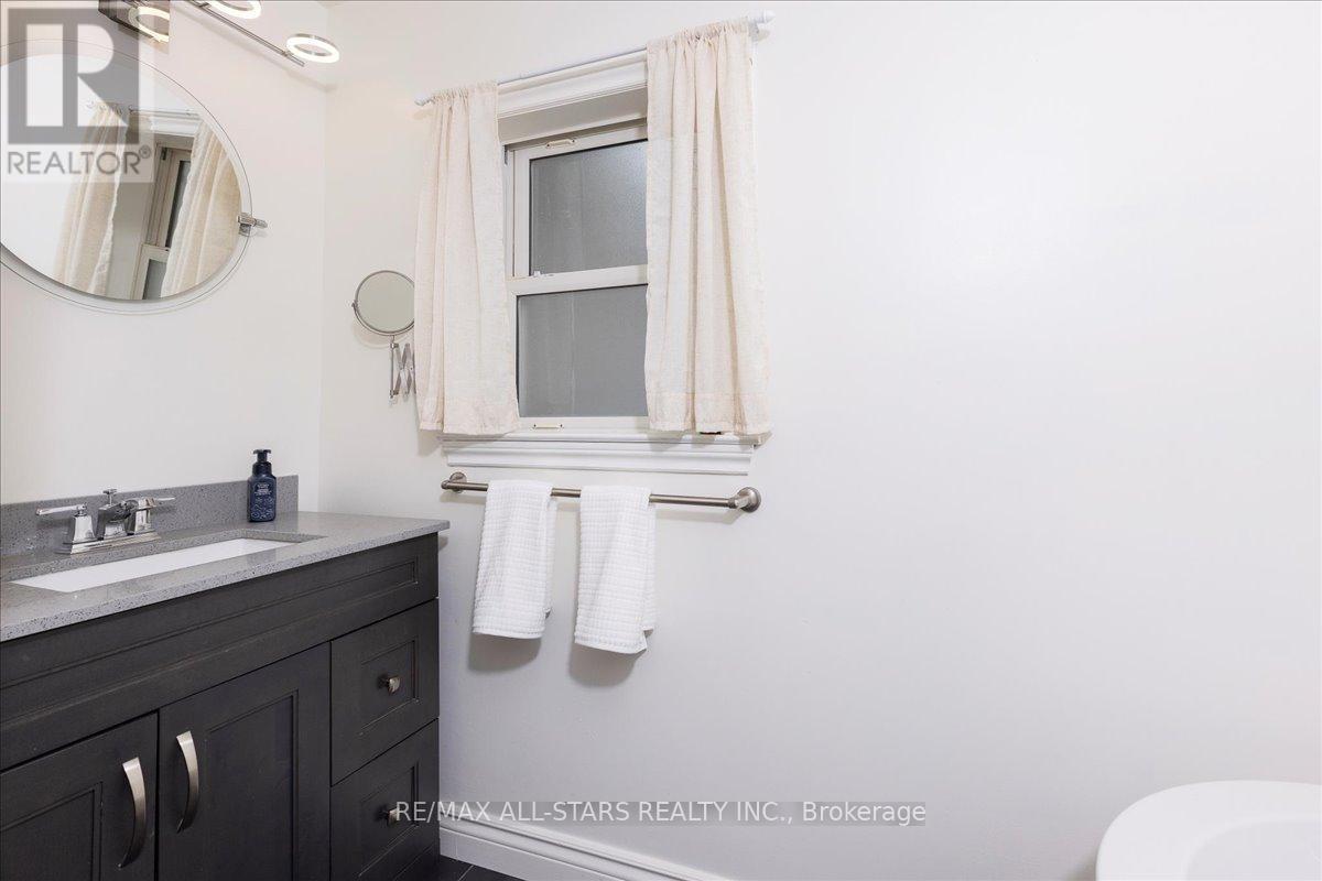 420 Centre Street, Brock, ON - Indoor Photo Showing Bathroom